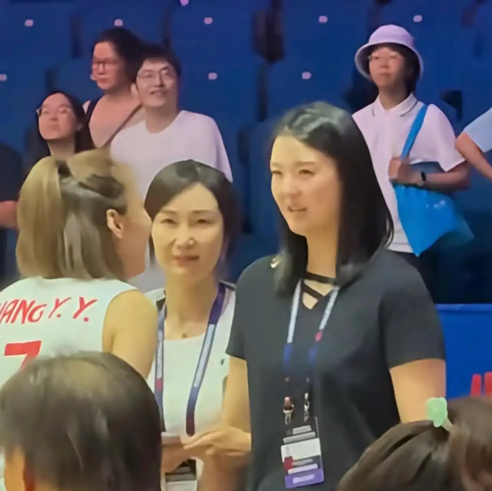 乐鱼线上服务-温柔落幕，向阳而生！张常宁现身世联赛，球迷暖心送祝福|中国女排|泰国女排|王媛媛|唐欣|女排_新浪体育_新浪新闻